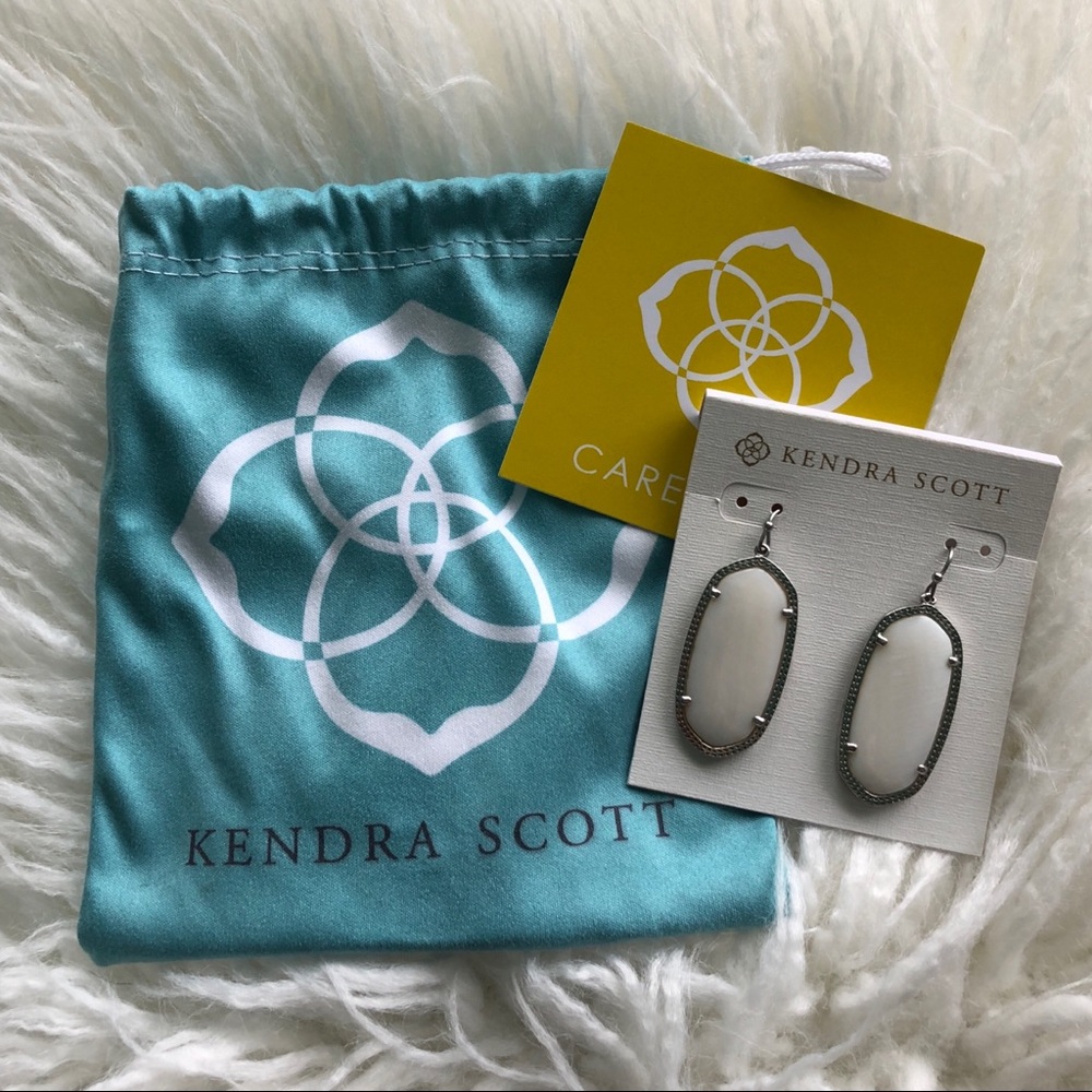 Kendra Scott Elle Earrings in Silver & White Pearl